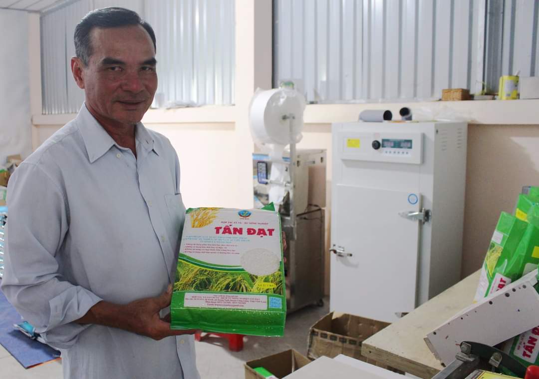 Hợp tác xã Tấn Đạt với sản phẩm gạo đạt chuẩn gạo hữu cơ. Ảnh: THẢO LY