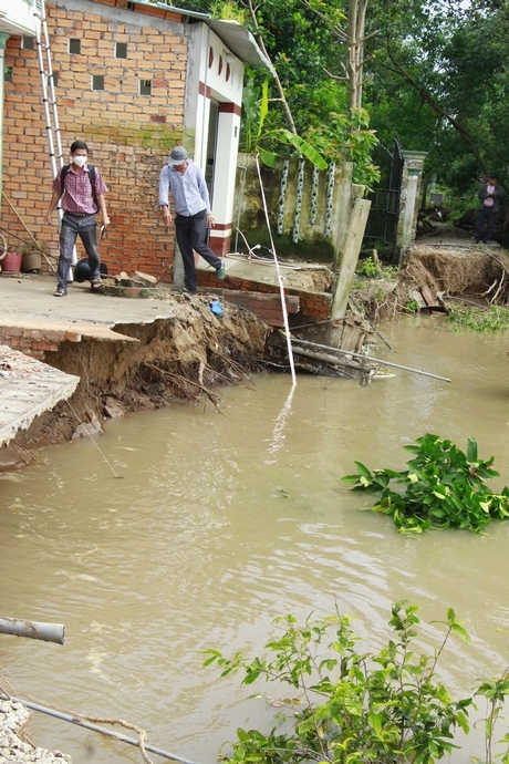 Sạt lở ăn sâu vào bờ.