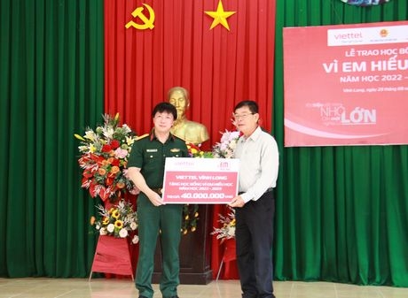 Viettel Vĩnh Long trao bảng tượng trưng học bổng cho Hội Khuyến học huyện Trà Ôn.