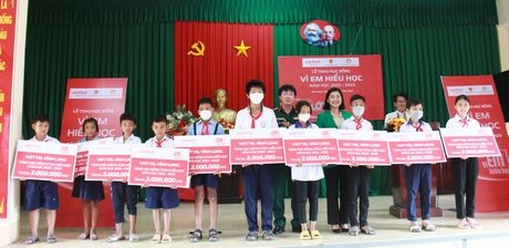 Lãnh đạo Viettel và Sở GD- ĐT Vĩnh Long trao học bổng cho học sinh.