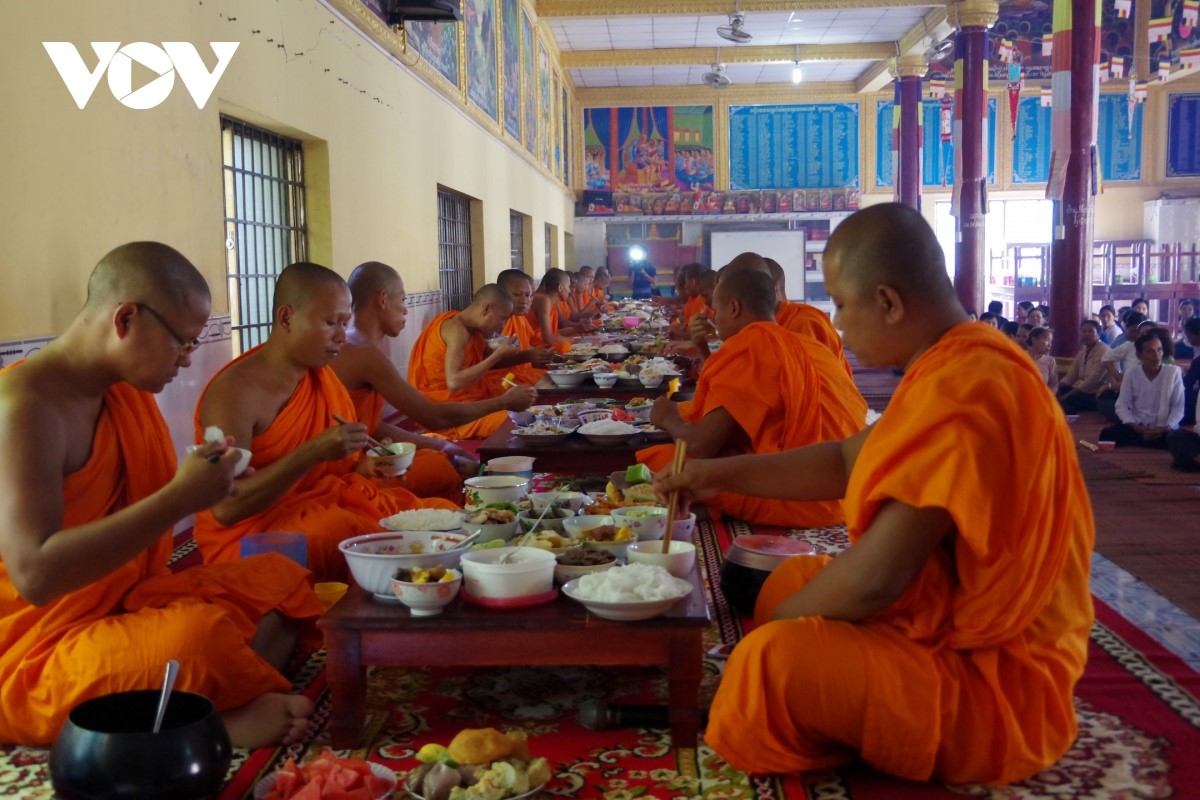 Trai tăng cúng dường nhà sư trong ngày Pchum (lễ chính).