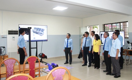 Thứ trưởng tham quan cơ sở vật chất của nhà trường.
