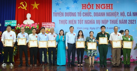 Ông Nguyễn Minh Dũng- Phó Chủ tịch Thường trực HĐND tỉnh tặng giấy khen cho tập thể, cá nhân thực hiện tốt chính sách pháp luật thuế năm 2021.