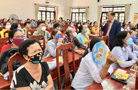 Phụ nữ TP Vĩnh Long được TS.BS Lê Văn Nhân tuyên truyền các biện pháp phòng, chống sốt xuất huyết tại nhà. 