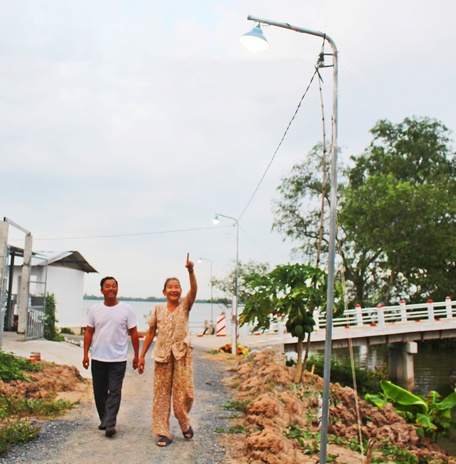 Thông qua sự đóng góp của người dân mà đường sá, điện thắp sáng được đầu tư để người dân thụ hưởng thành quả từ công trình mang lại.