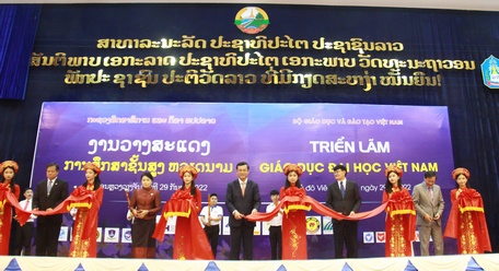 Đại biểu cắt băng khai mạc triển lãm.