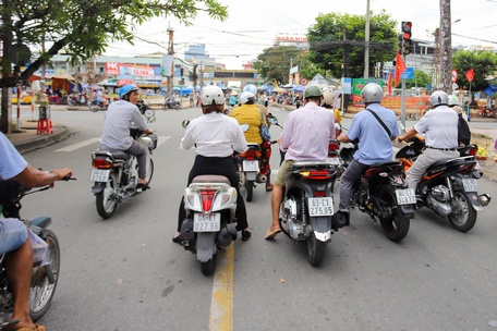  Dừng đèn đỏ lấn chiếm làn bên trái tại giao lộ 3 Tháng 2 - Hưng Đạo Vương.