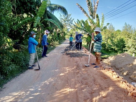 Người cao tuổi vận động gia đình, làng xóm hiến đất, góp ngày công lao động xây dựng đường giao thông nông thôn.