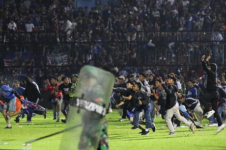 Các cổ động viên quá khích tràn vào sân vận động Kanjuruhan sau khi Arema FC để thua Persebaya với tỷ số 2-3 trong trận đấu tối 1/10/2022. (Ảnh: AP)