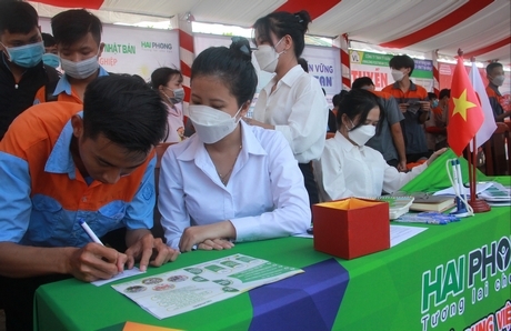 Sinh viên, học sinh trường nghề đến dự ngày hội việc làm, tìm hiểu thông tin thị trường lao động tại Nhật Bản.