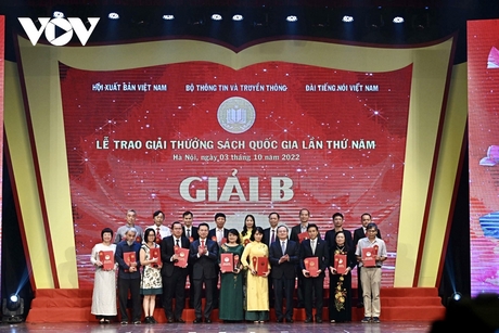 Ông Nguyễn Mạnh Hùng, Ủy viên Ban chấp hành Trung ương Đảng, Bộ trưởng Thông tin và Truyền thông, Phó trưởng Ban Tuyên giáo Trung ương và ông Đỗ Tiến Sỹ - Ủy viên Trung ương Đảng, Tổng Giám đốc Đài tiếng nói Việt Nam trao giải B. 
