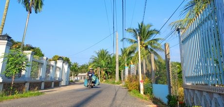 Giao thông nhiều nơi trong huyện thông suốt, đảm bảo nhu cầu vận chuyển hàng hóa của người dân.