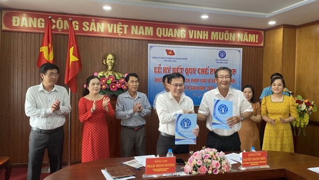 Ông Nguyễn Thanh Triều – Tỉnh ủy viên, Bí thư Đảng ủy khối Cơ quan và Doanh nghiệp tỉnh (bên phải) và ông Phạm Minh Dương – Giám đốc BHXH tỉnh trong nghi thức ký kết quy chế phối hợp giữa 2 đơn vị.