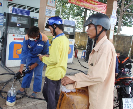 Nhiều cửa hàng xăng dầu đóng cửa, người dân khó tìm nơi mua.