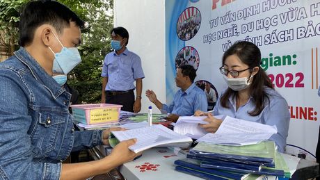 Người lao động (bìa trái) đến thông báo tình trạng chưa có việc làm để hưởng trợ cấp thất nghiệp hàng tháng.