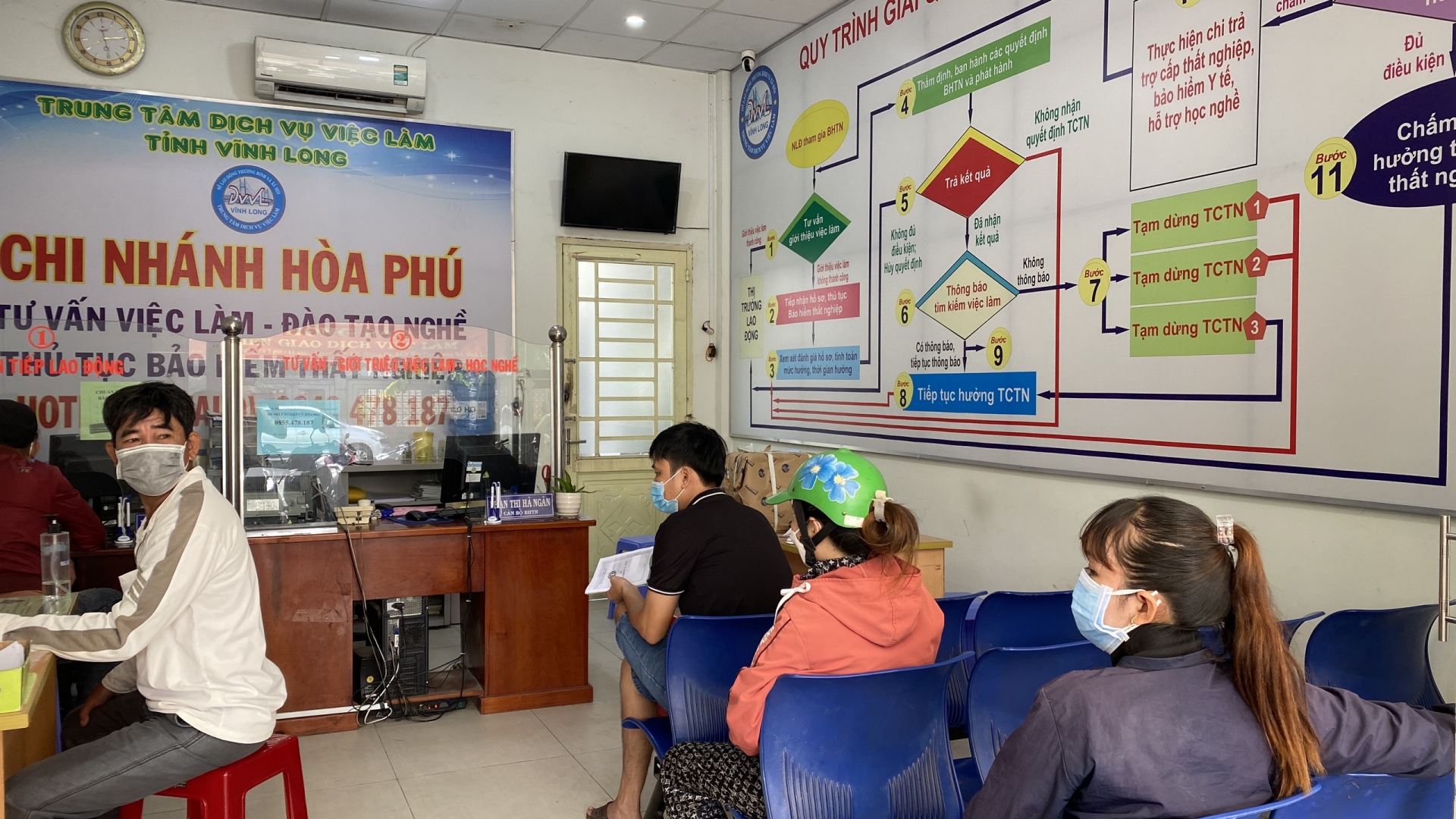 Người lao động đến chi nhánh Hòa Phú của Trung tâm Dịch vụ việc làm tỉnh làm thủ tục hưởng bảo hiểm thất nghiệp.