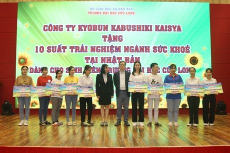 Công ty Kyobun Kabushiki Kaisya tặng mỗi suất trải nghiệm 1.500 USD cho sinh viên.