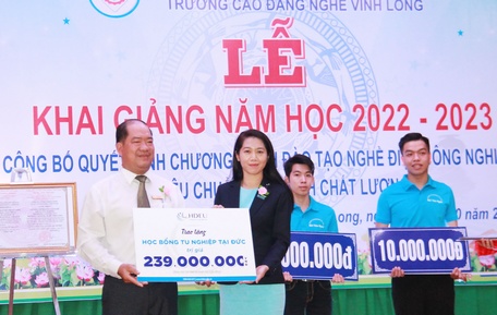 Các công ty doanh nghiệp hỗ trợ học bổng cho học sinh sinh viên. 