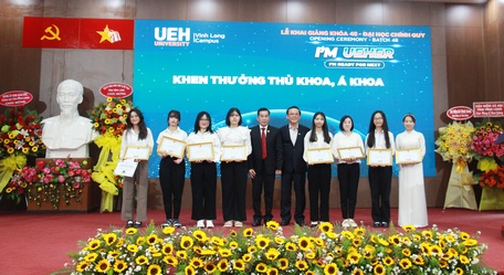 Thủ khoa và á khoa được khen thưởng trong dịp này.