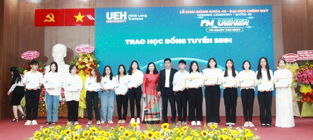 Trao học bổng cho tân sinh viên.