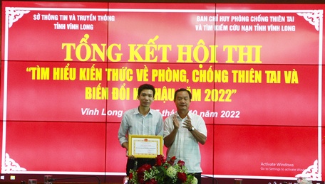 Ban tổ chức trao giải cho các cá nhân, tập thể đạt giải.
