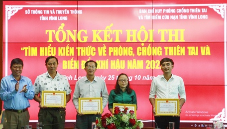 Ban tổ chức trao giải cho các cá nhân, tập thể đạt giải.