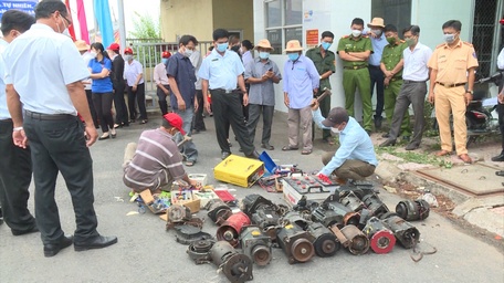 Lực lượng chức năng tiến hành tiêu hủy công cụ cấm sử dụng trong đánh bắt thủy sản.