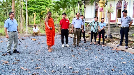 Tại buổi bàn giao, các HLV đã hướng dẫn kỹ thuật và luật chơi môn bi sắt.