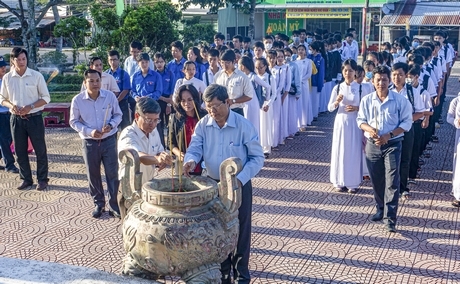 Thắp hương kỷ niệm ngày Nam Kỳ khởi nghĩa. Ảnh: NGUYỄN HÒA BÌNH