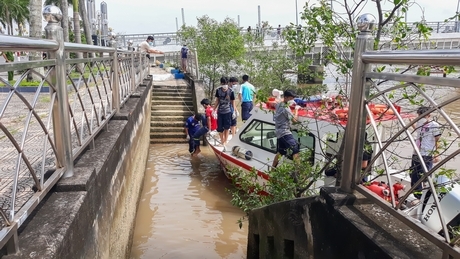 Lực lượng chức năng đưa thi thể nạn nhân lên bờ để tổ chức khám nghiệm.