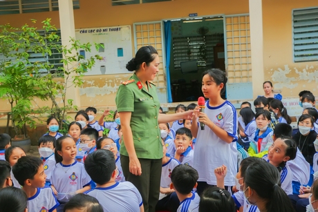 Thượng tá Võ Thanh Phương - Chủ tịch Hội Phụ nữ Công an tỉnh tuyên truyền kiến thức pháp luật và các em học sinh sôi nổi tham gia trả lời các câu hỏi.