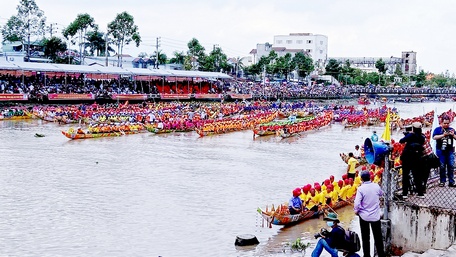 Các đội ghe ngo tranh tài trên sông Maspero.