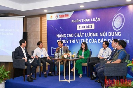 Các diễn giả trao đổi, thảo luận tại hội thảo. (Ảnh: Duy Linh)