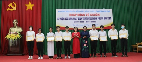 BTC trao giấy khen cho các bạn có bài cảm tưởng hay nhất về buổi kể chuyện chuyên đề.