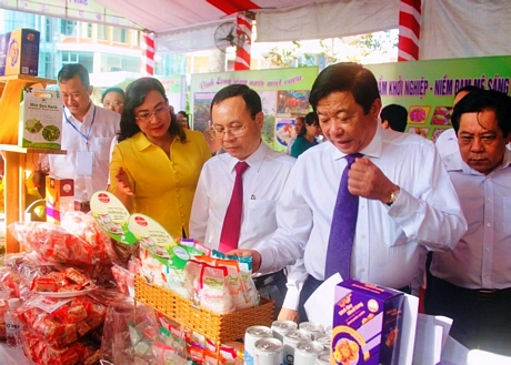 Đồng chí Bùi Văn Nghiêm- Bí thư Tỉnh ủy và đồng chí Nguyễn Văn Hiếu - Phó Bí thư Thành ủy TP Hồ Chí Minh tham quan gian trưng bày các sản phẩm.