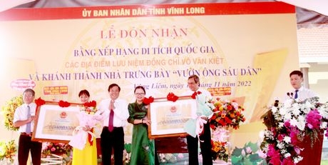 Ông Bùi Văn Nghiêm- Ủy viên BCH Trung ương Đảng, Bí thư Tỉnh ủy thực hiện nghi thức trao Bằng xếp hạng di tích cấp Quốc gia đối với Khu lưu niệm đồng chí Võ Văn Kiệt và đình Bình Phụng.