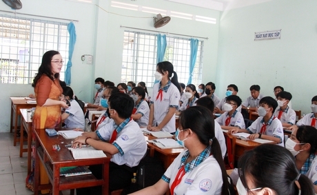 Cô Nguyễn Thị Hoàng Yến luôn học hỏi, sáng tạo để cho học sinh những tiết dạy sinh động, dễ hiểu.