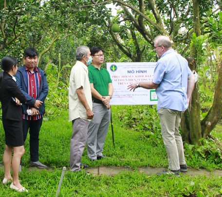 Đại biểu tham quan mô hình.