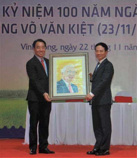 Thủ tướng Chính phủ Phạm Minh Chính tặng tranh tem cho tỉnh Vĩnh Long.