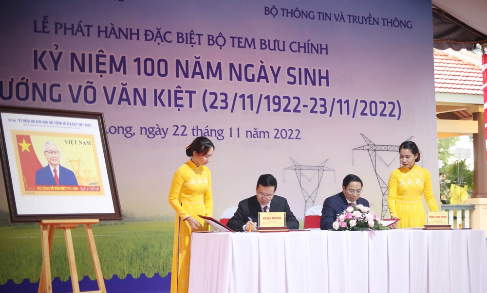 Thủ tướng Phạm Minh Chính, Thường trực Ban Bí thư Võ Văn Thưởng thực hiện nghi thức ký phát hành bộ tem “Kỷ niệm 100 năm Ngày sinh Thủ tướng Võ Văn Kiệt” và đóng dấu lưu niệm.
