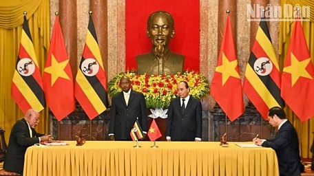 Chủ tịch nước Nguyễn Xuân Phúc và Tổng thống Yoweri Kaguta Museveni chứng kiến lễ ký Hiệp định về miễn thị thực cho người mang hộ chiếu ngoại giao và hộ chiếu công vụ. (Ảnh: Duy Linh)