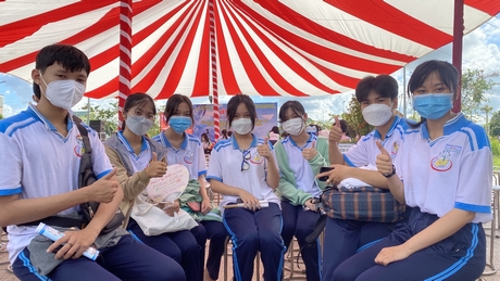 Tại phiên giao dịch việc làm ở Trà Ôn, nhiều học sinh cuối cấp THPT đã bước đầu lựa chọn, định hướng đường học hành, nghề nghiệp trong tương lai cho mình.