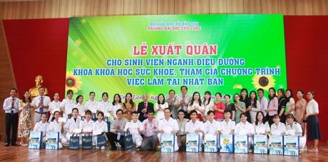 Trường ĐH Cửu Long tặng quà và tiền thưởng cho sinh viên sắp đi Nhật.