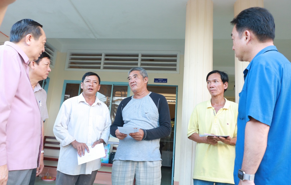 Địa phương đến thăm hỏi, động viên và hỗ trợ người dân tạm thời ổn định cuộc sống.