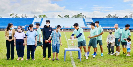 Các nhà hảo tâm cùng thành viên hai đội bóng quyên góp hỗ trợ những hoàn cảnh khó khăn.