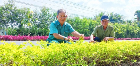 Để chung sức xây dựng NTM về môi trường, những người lính Cụ Hồ luôn dành thời gian làm đẹp cảnh quan. 