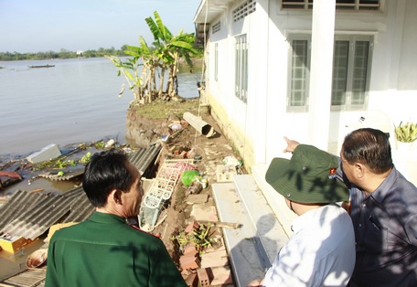 Ngành chức năng, chính quyền địa phương đến khảo sát điểm sạt lở.