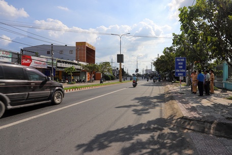 Ban An toàn giao thông tỉnh phối hợp ngành chức năng khảo sát việc lắp đặt biển báo công trình.