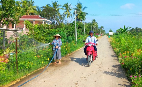 Mỗi khi có thời gian rảnh là bà Liên dành thời gian chăm chút cho các cây hoa trước nhà.