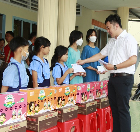 Những phần quà được trao mong muốn chia sẻ khó khăn trước mắt.